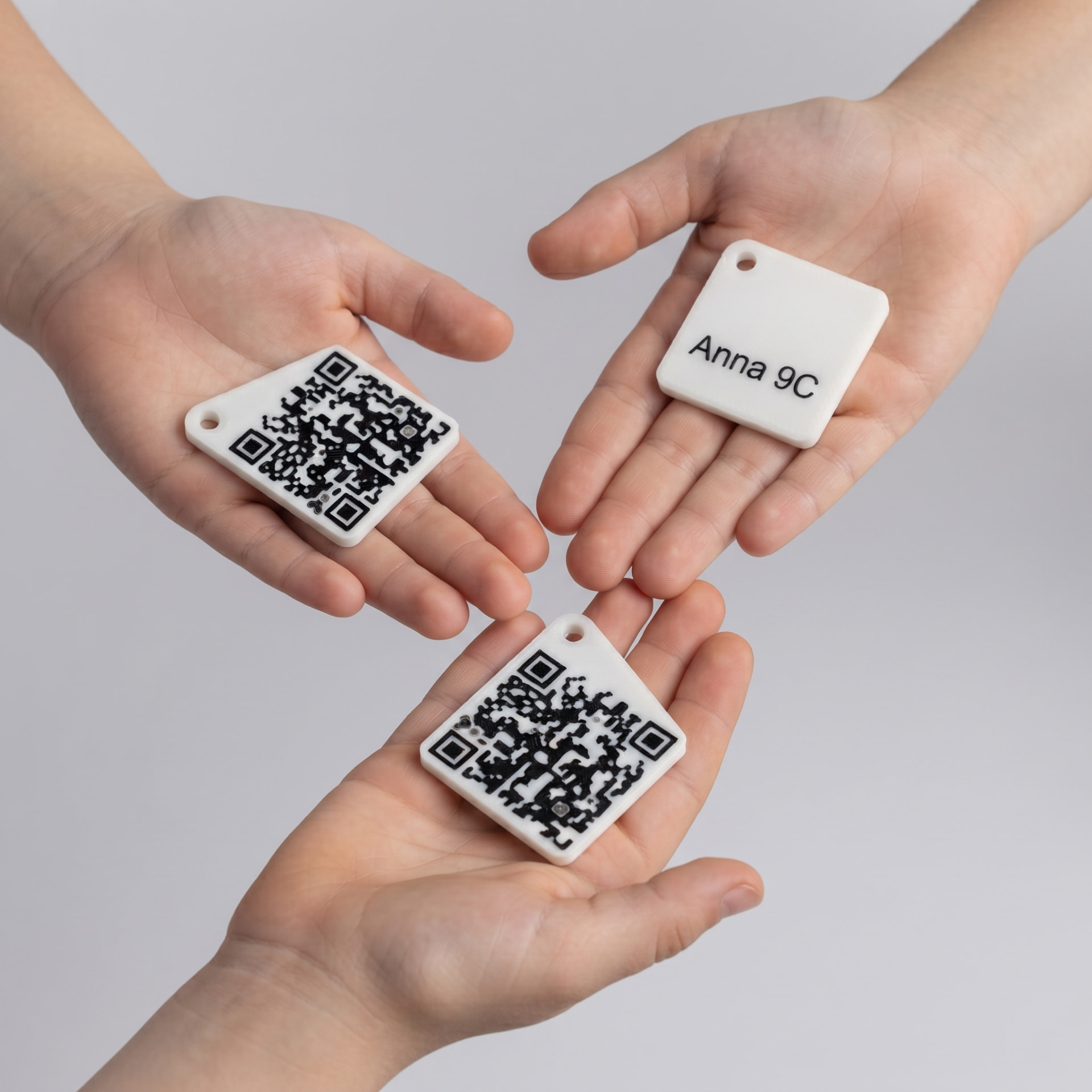 Skolēnu rokās vairāki 3D QR piekariņi